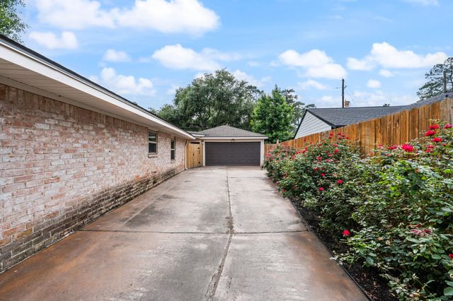 28923 Pine Hill Drive, Shenandoah, TX 77381
