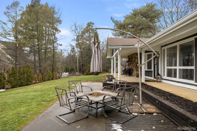 45401 W 9 Mile Road, Novi, MI 48374