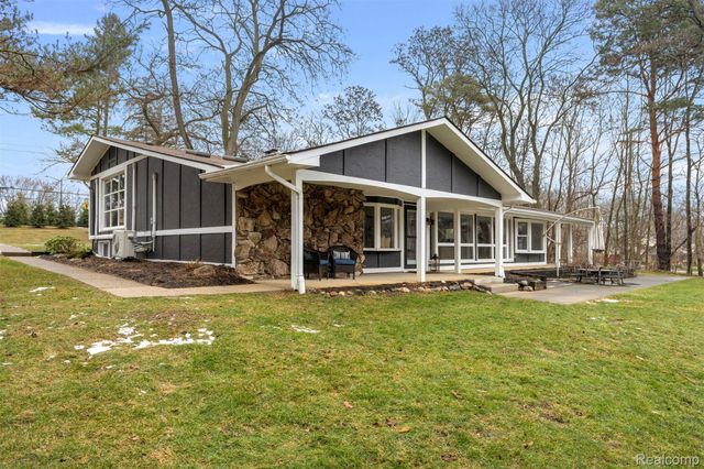 45401 W 9 Mile Road, Novi, MI 48374