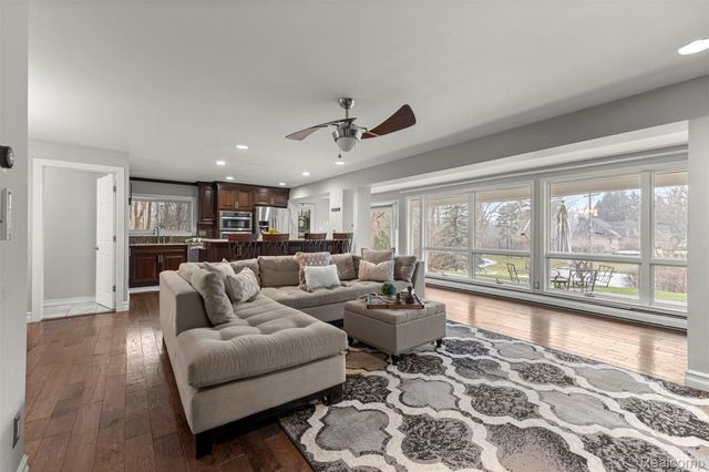 45401 W 9 Mile Road, Novi, MI 48374