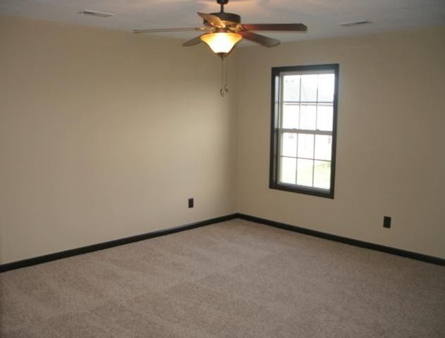 2965 Brewster Dr, Clarksville, TN 37042