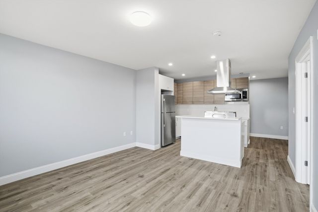 632 Centre St 305, Boston, MA 02139