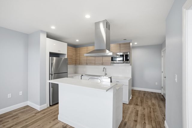 632 Centre St 305, Boston, MA 02139