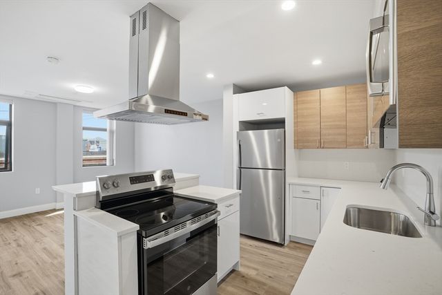 632 Centre St 305, Boston, MA 02139
