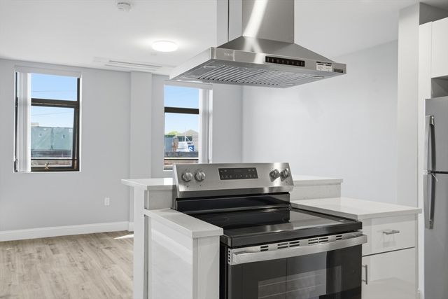 632 Centre St 305, Boston, MA 02139