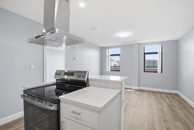 632 Centre St 305, Boston, MA 02139