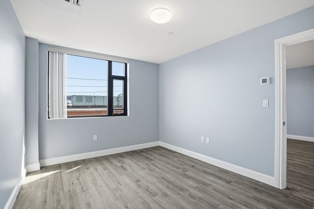 632 Centre St 305, Boston, MA 02139