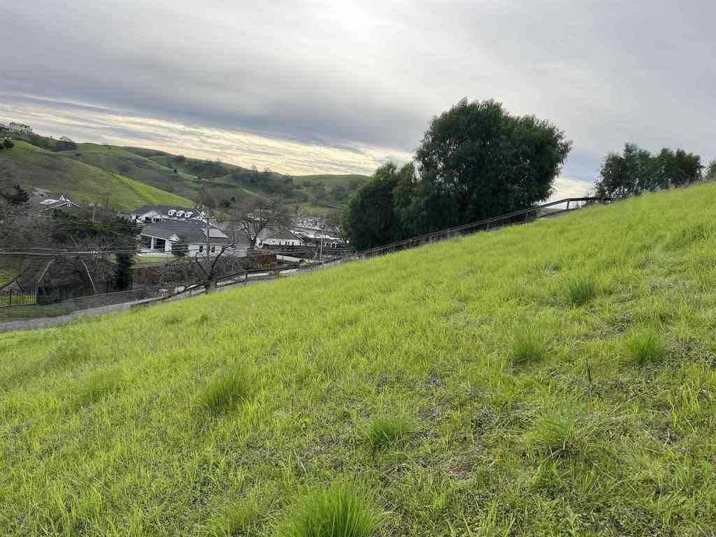 Image 7 of property listing at 1388 Lawrence Rd, Danville, CA 94506