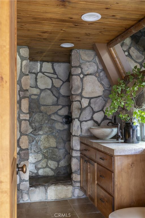 Image 10 of property listing at 27710 West Shore Road, Lake Arrowhead, CA 92352