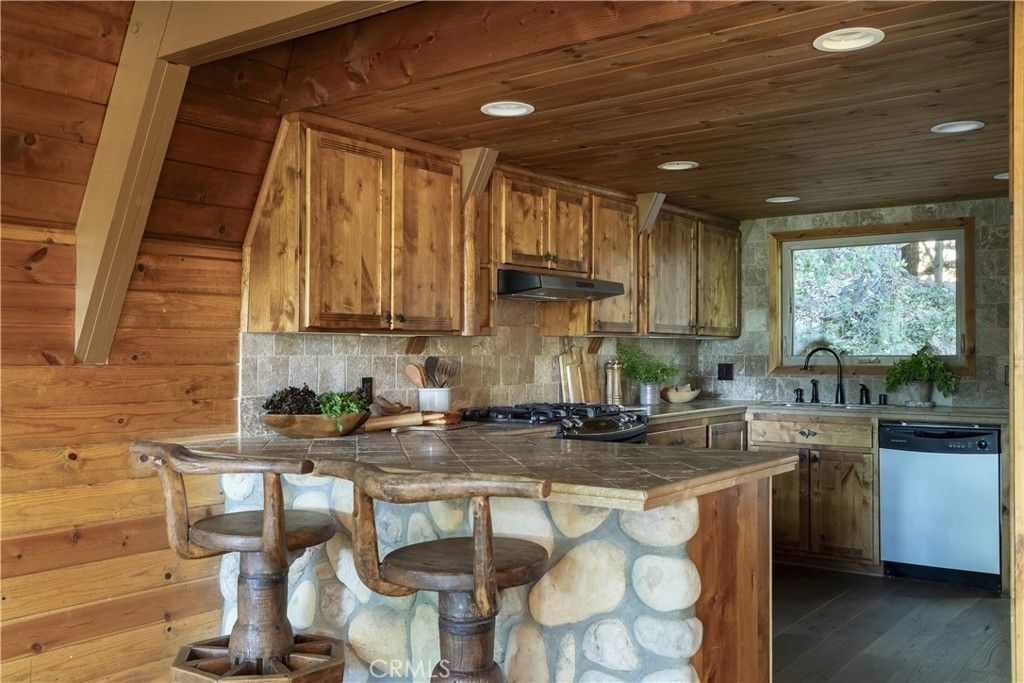 Image 6 of property listing at 27710 West Shore Road, Lake Arrowhead, CA 92352