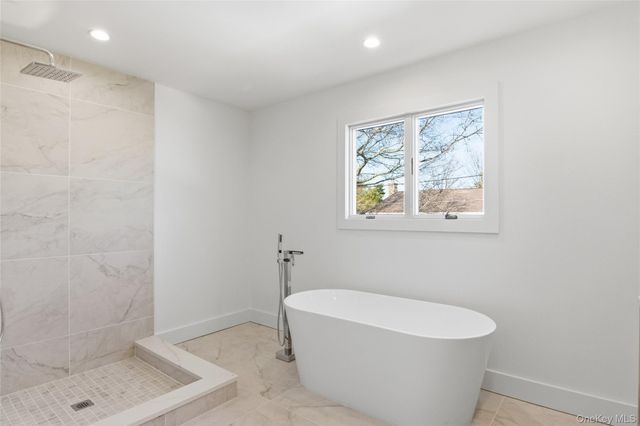 16 Otsego Place, Jericho, NY 11753