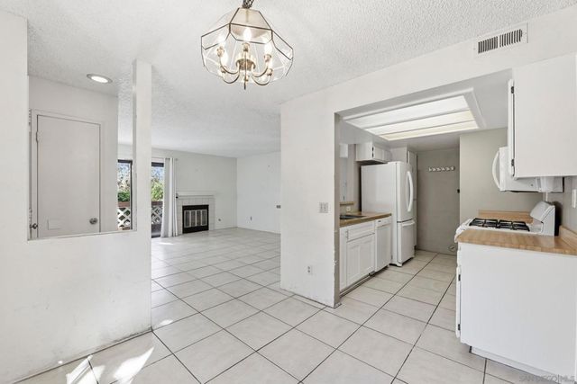 9454 Twin Trails Dr 103, San Diego, CA 92129