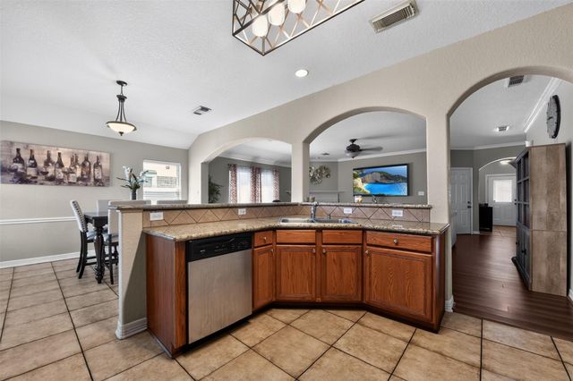 606 27th Avenue N, Texas City, TX 77590