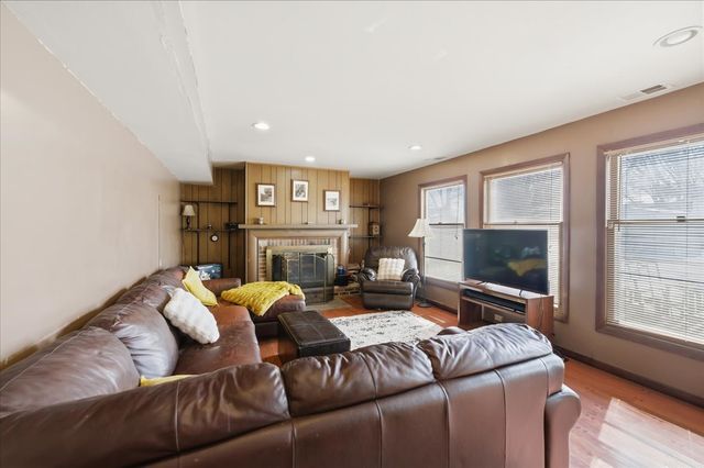 23W281 Cambridge Court, Glen Ellyn, IL 60137