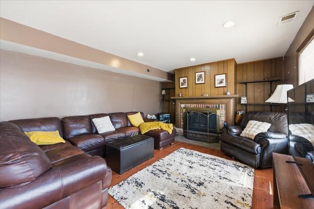 23W281 Cambridge Court, Glen Ellyn, IL 60137