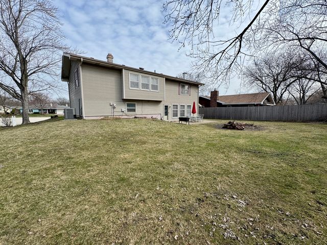 23W281 Cambridge Court, Glen Ellyn, IL 60137