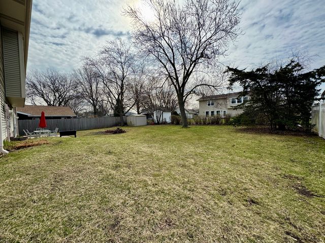 23W281 Cambridge Court, Glen Ellyn, IL 60137