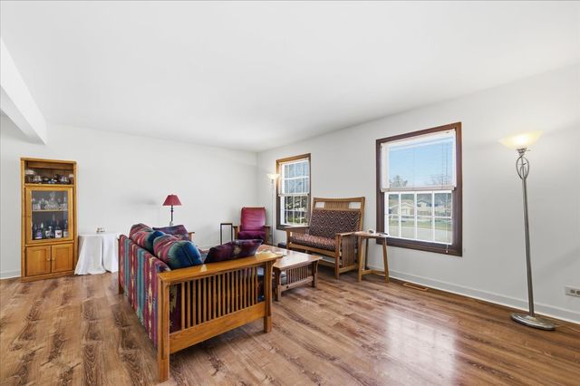 23W281 Cambridge Court, Glen Ellyn, IL 60137