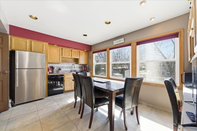 23W281 Cambridge Court, Glen Ellyn, IL 60137