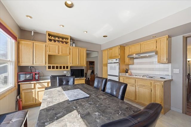 23W281 Cambridge Court, Glen Ellyn, IL 60137