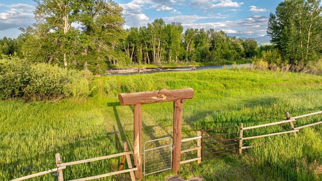 1021 Gateway South Road, Gallatin Gateway, MT 59730