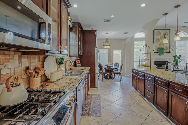 4203 Shadow Haven Drive, Fresno, TX 77545