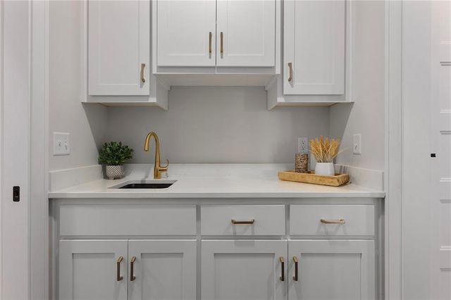 11277 S Sunray Drive, Olathe, KS 66061