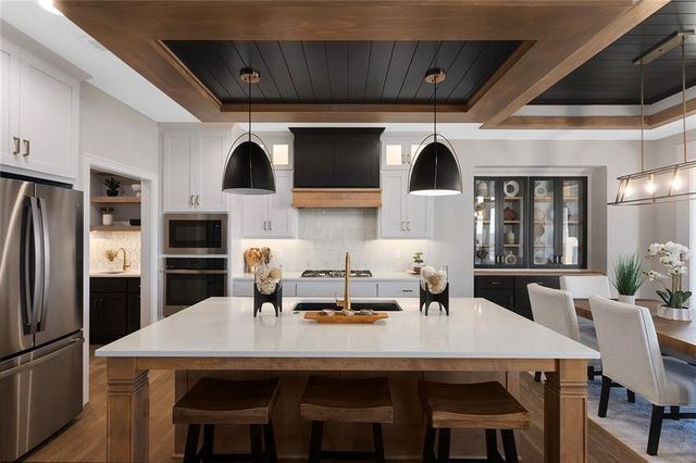 11277 S Sunray Drive, Olathe, KS 66061