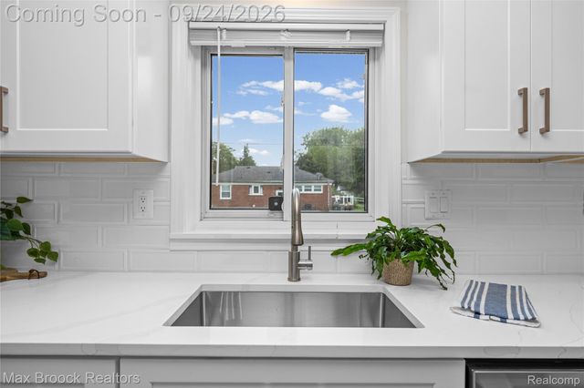 24201 Oneida Street, Oak Park, MI 48237