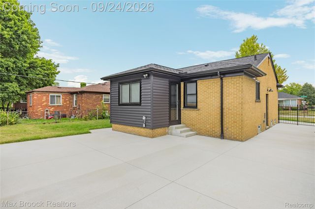 24201 Oneida Street, Oak Park, MI 48237