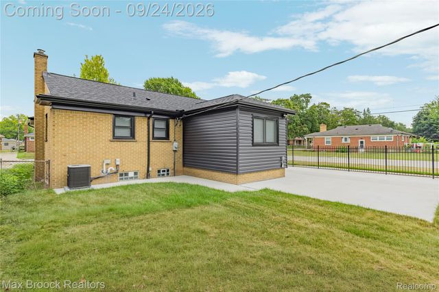 24201 Oneida Street, Oak Park, MI 48237