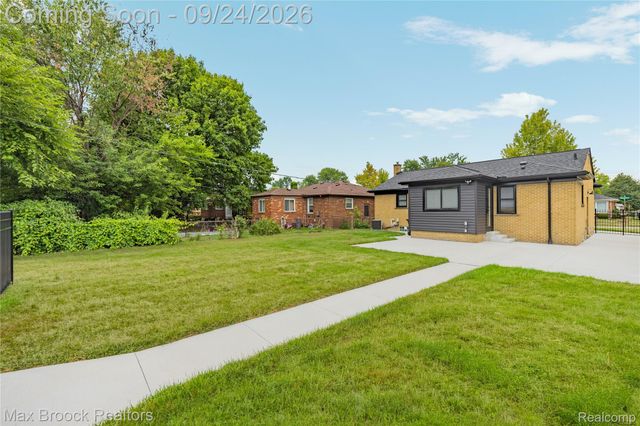 24201 Oneida Street, Oak Park, MI 48237