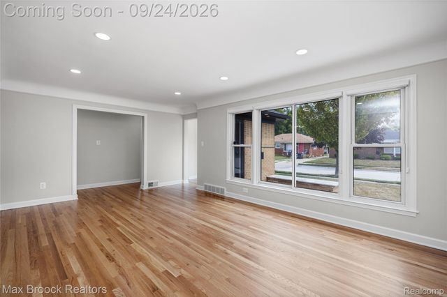 24201 Oneida Street, Oak Park, MI 48237