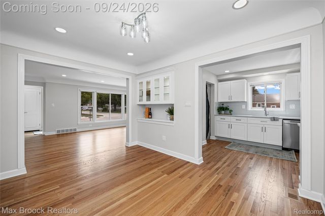 24201 Oneida Street, Oak Park, MI 48237