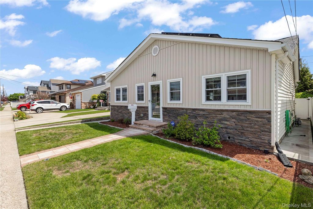 15 Kent Road, Island Park, NY 11558