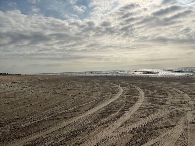 1966 Avenue I, Crystal Beach, TX 77650
