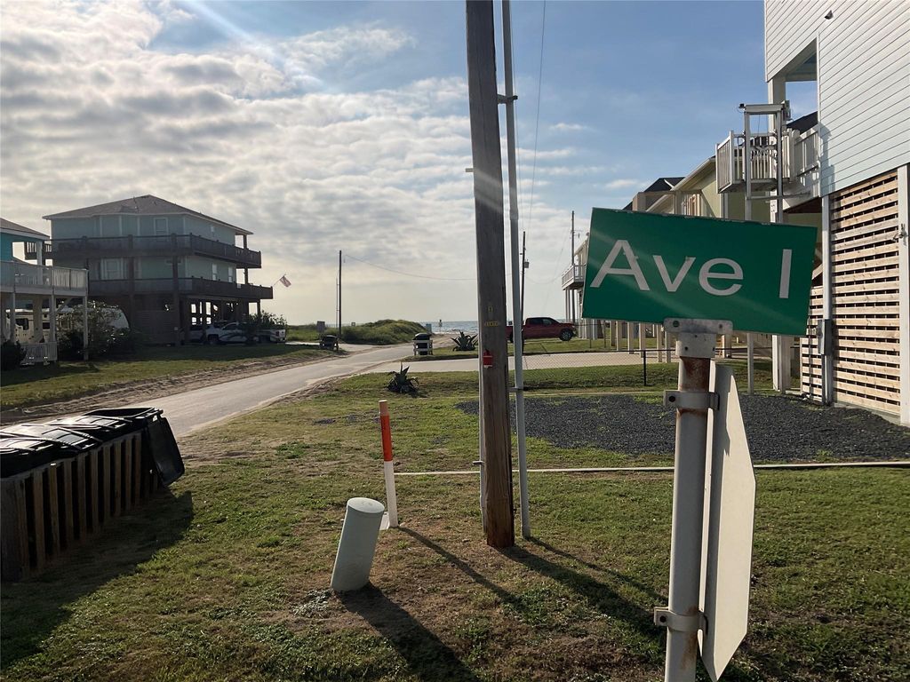 1966 Avenue I, Crystal Beach, TX 77650