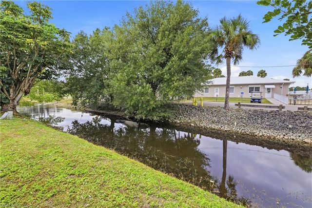 613 Pine Grove CT, North Fort Myers, FL 33917