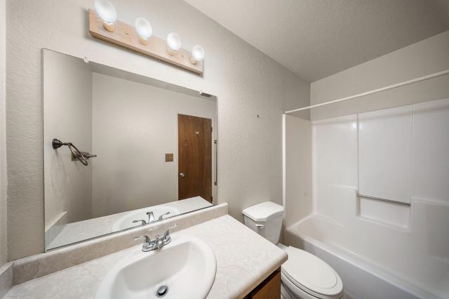 1929 Middelburg Ct, Modesto, CA 95356