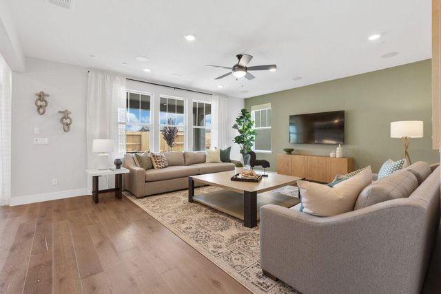 8427 Kyler Rd, Elk Grove, CA 95757