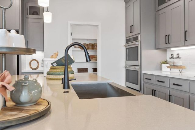 8427 Kyler Rd, Elk Grove, CA 95757