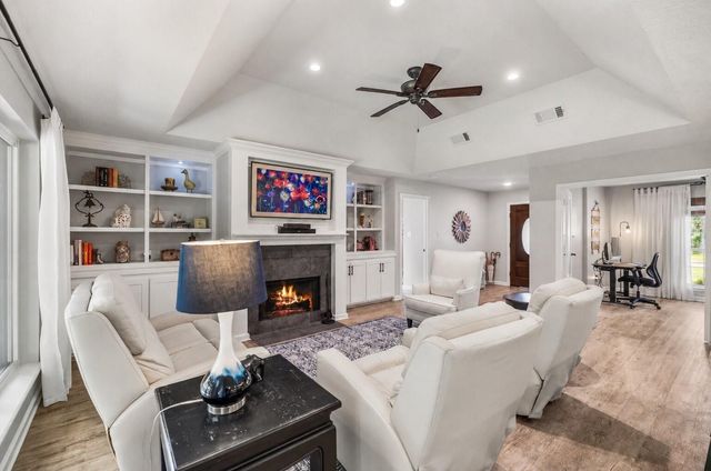 165 Lakeside Drive, Montgomery, TX 77356