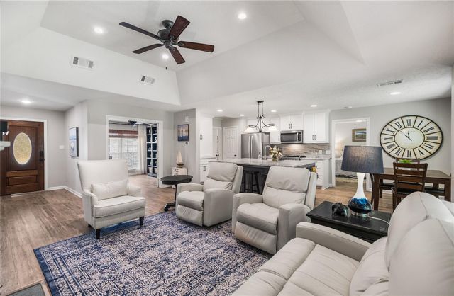 165 Lakeside Drive, Montgomery, TX 77356