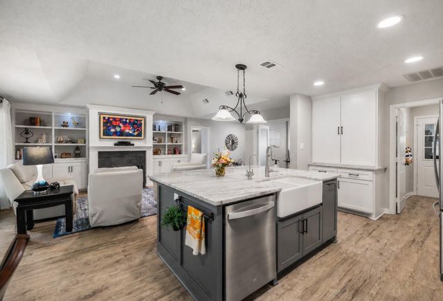165 Lakeside Drive, Montgomery, TX 77356