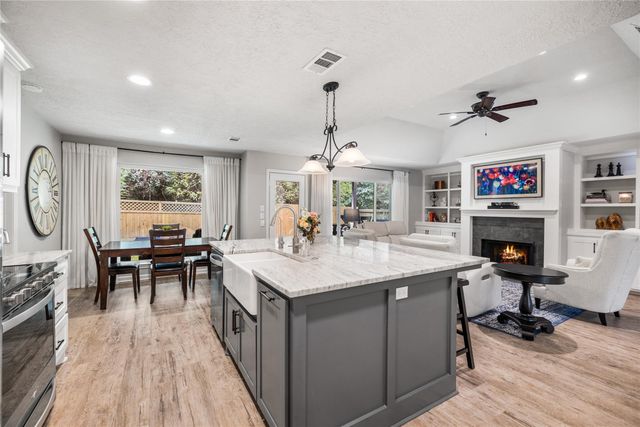 165 Lakeside Drive, Montgomery, TX 77356