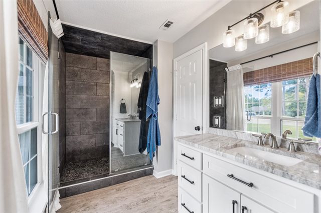 165 Lakeside Drive, Montgomery, TX 77356