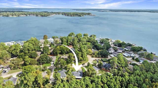 165 Lakeside Drive, Montgomery, TX 77356
