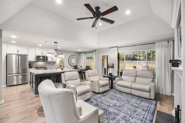 165 Lakeside Drive, Montgomery, TX 77356