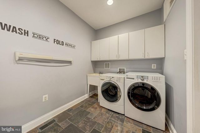40845 FOREST GLEN DR, Leesburg, VA 20175