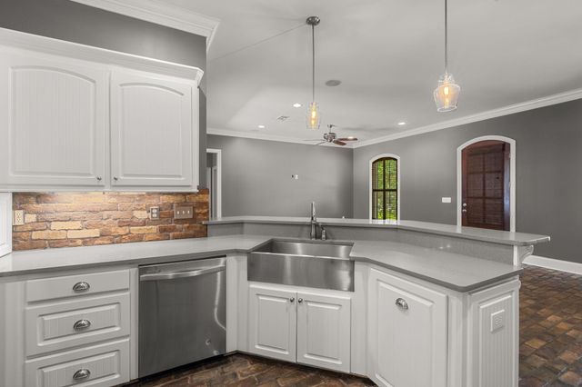 88 Avondale Cir., Hattiesburg, MS 39402